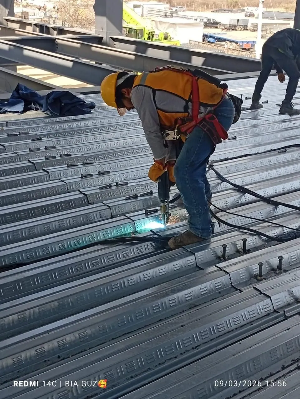Colocación de lámina losacero sobre la estructura en obra