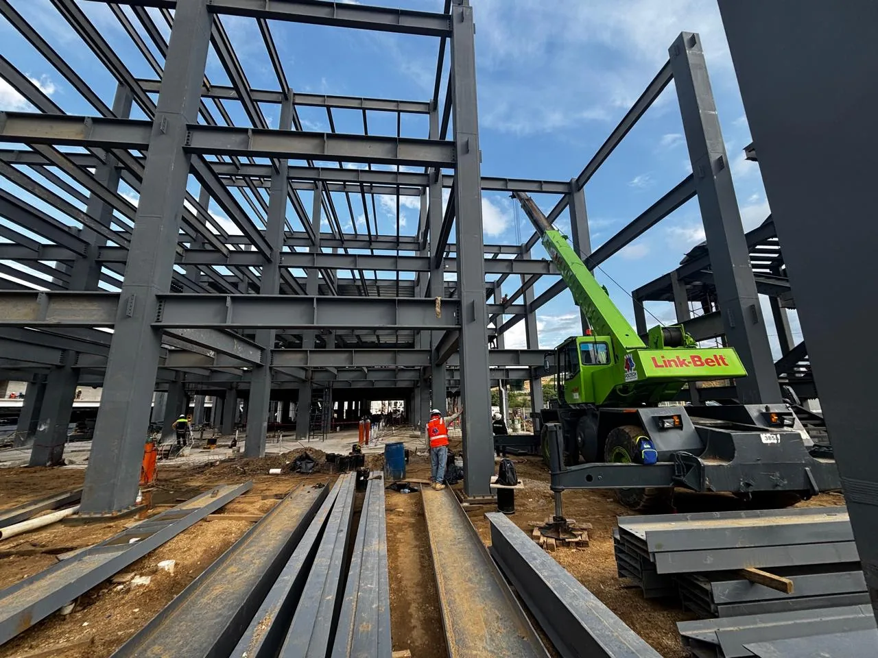 Montaje de estructura metálica con grúa Link-Belt propia de Poltech
