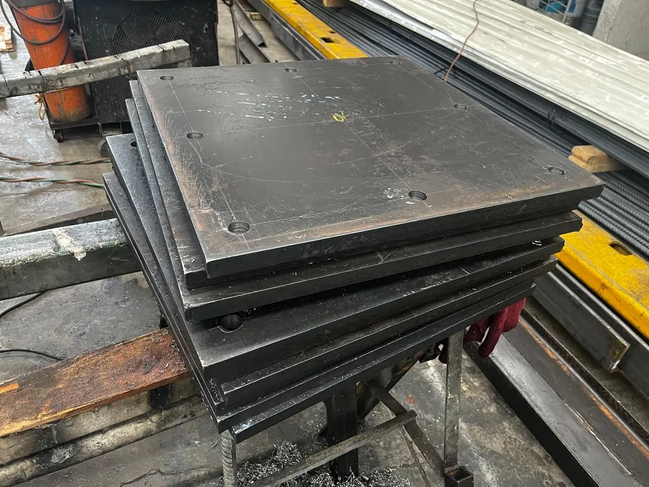 Placas de acero cortadas y apiladas en el taller